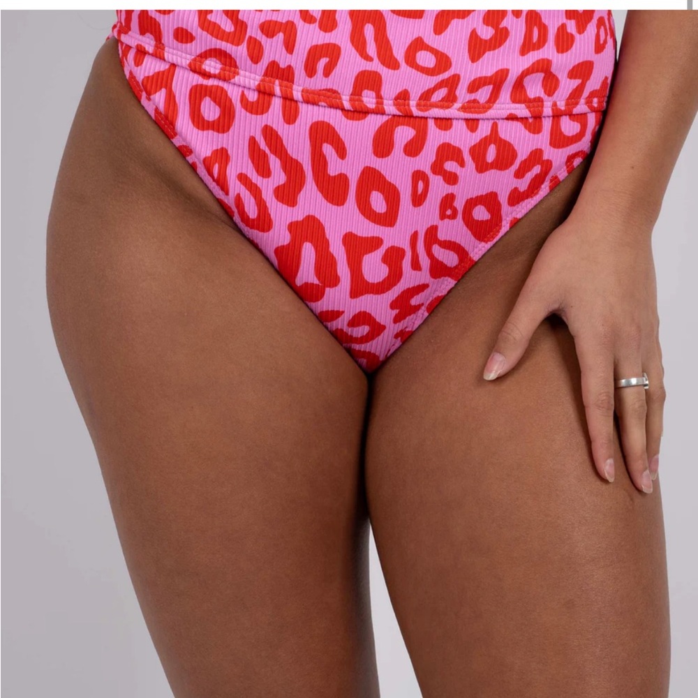Dokotoo kiss high waisted swim bottoms size Medium hot pink kisses